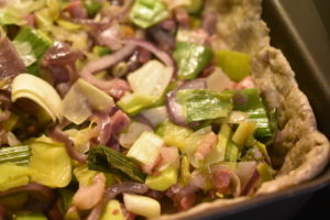 Porre løg tærte med rødløg & bacon - opskrift