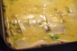 Tærte med porrer, rødløg og bacon og bund af grov tærtedej