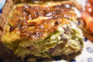 Porre løg tærte med rødløg & bacon - opskrift