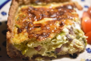 Porre løg tærte med rødløg & bacon - opskrift