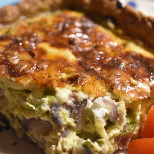 Tærte med porrer, rødløg og bacon og bund af grov tærtedej