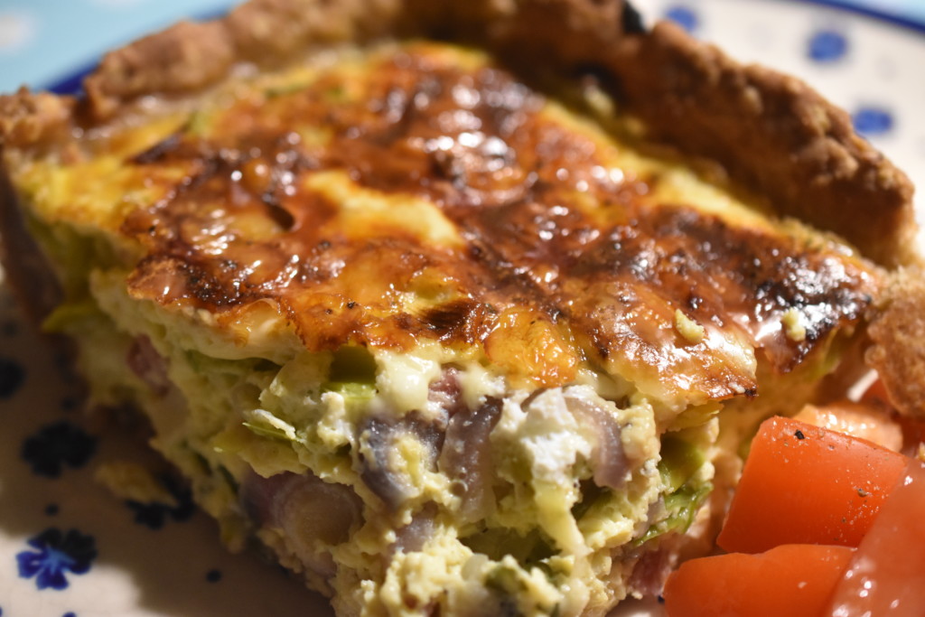 Tærte med porrer, rødløg og bacon og bund af grov tærtedej