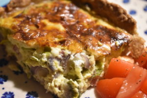 Porre løg tærte med rødløg & bacon - opskrift