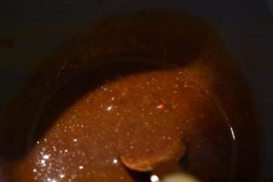 Grillet svinebryst i sød, krydret marinade - nemt og lækkert