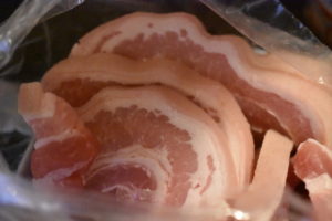 Grillet svinebryst i sød, krydret marinade - nemt og lækkert