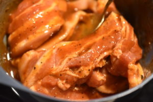 Grillet svinebryst i sød, krydret marinade - nemt og lækkert