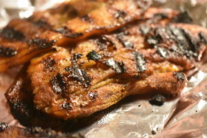 Grillet svinebryst i sød, krydret marinade - nemt og lækkert