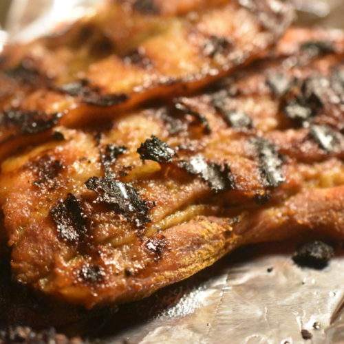 Grillet svinebryst i sød, krydret marinade - nemt og lækkert