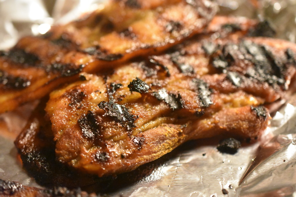 Grillet svinebryst i sød, krydret marinade - nemt og lækkert