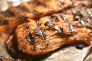 Grillet svinebryst i sød, krydret marinade - nemt og lækkert