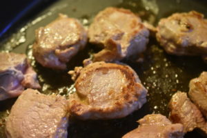 Mørbrad i sennepssauce - med fløde og timian. En lækker ret