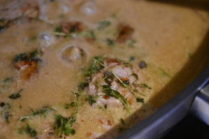 Mørbrad i sennepssauce - med fløde og timian. En lækker ret