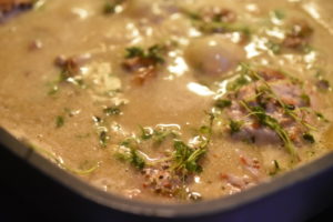 Mørbrad i sennepssauce - med fløde og timian. En lækker ret