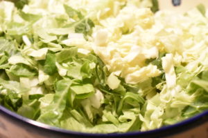 Spidskålssalat med peberfrugt, solsikkekerner og mormordressing