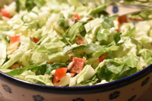 Spidskålssalat med peberfrugt, solsikkekerner og mormordressing