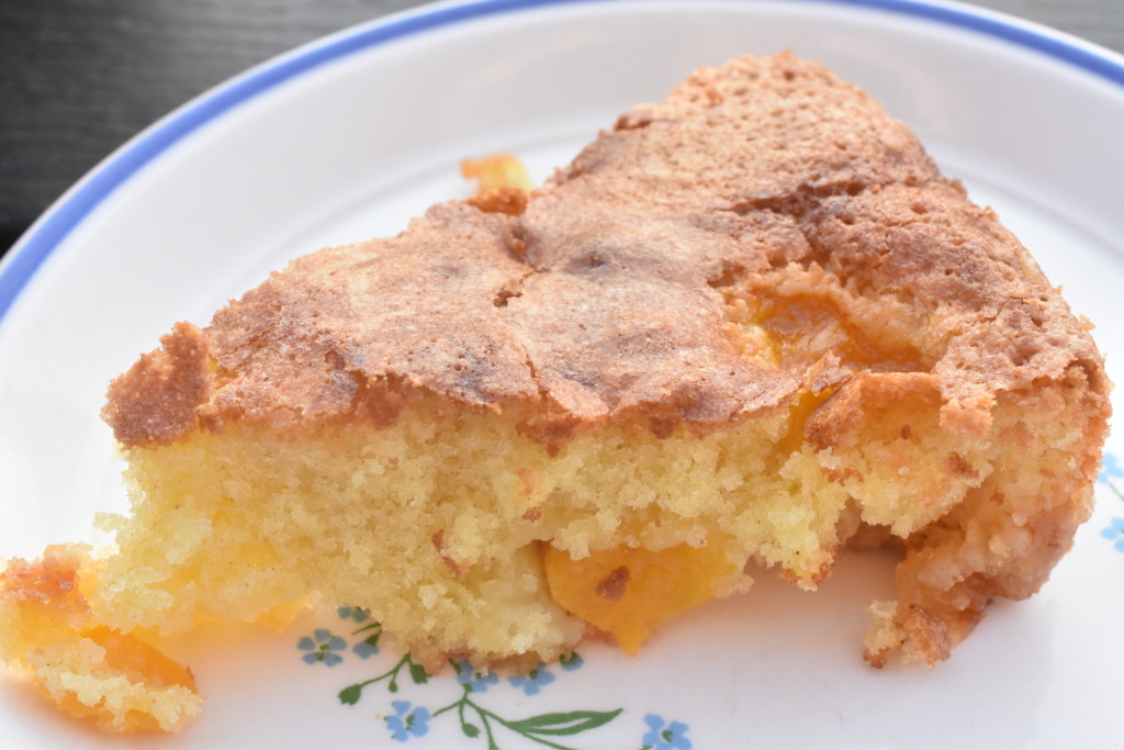 Kage med fersken og marcipan - nem opskrift