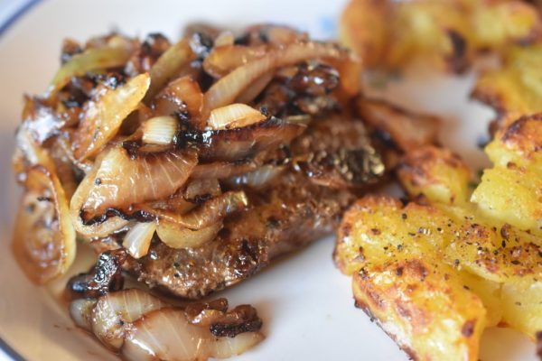 Engelsk bøf med glaserede løg, møre og lækre