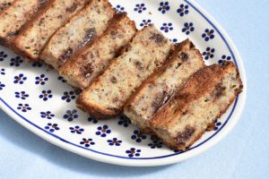 Svampet banankage med chokolade - nem lækker opskrift 