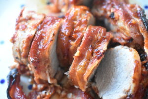 Glaseret svinemørbrad med bacon og honning marinade - i skiver