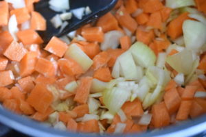 Pastaret med pølser i flødesovs - nem pølsegryde