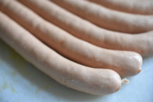 Pastaret med pølser i flødesovs - nem pølsegryde