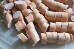 Pastaret med pølser i flødesovs - nem pølsegryde