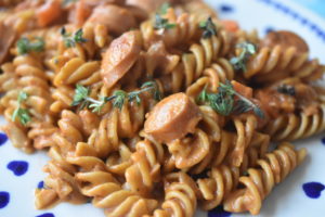 Pastaret med pølser i flødesovs - nem pølsegryde