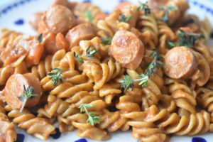 Pastaret med pølser i flødesovs - nem pølsegryde