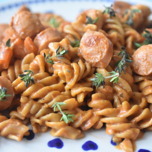 Pastaret med pølser i flødesovs - nem pølsegryde