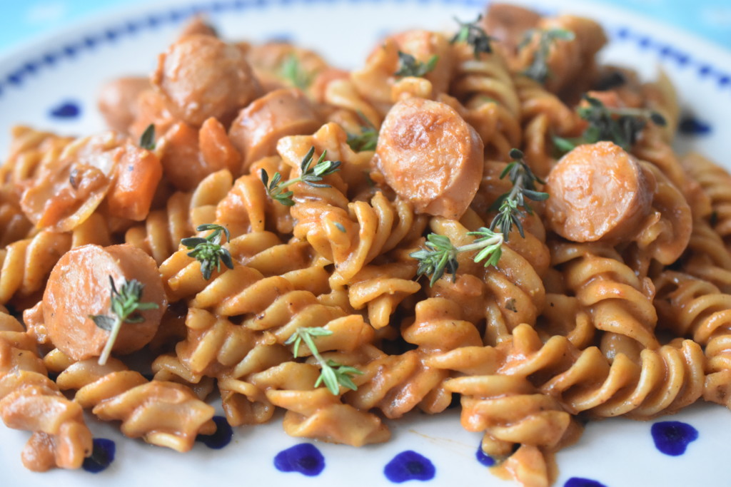 Pastaret med pølser i flødesovs - nem pølsegryde