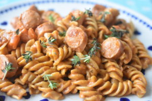 Pastaret med pølser i flødesovs - nem pølsegryde