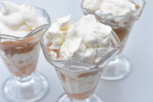 Eton Mess med rabarber - nem dessert med marengs