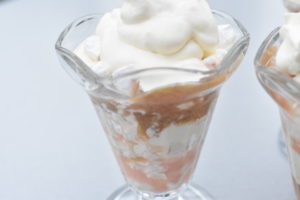 Eton Mess med rabarber - nem dessert med marengs