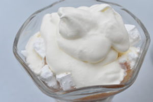 Eton Mess med rabarber - nem dessert med marengs