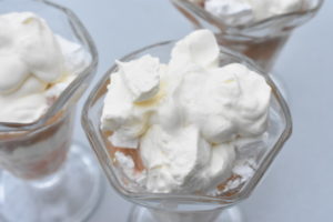 Eton Mess med rabarber - nem dessert med marengs