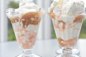 Eton Mess med rabarber - nem dessert med marengs