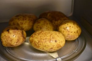 Bagekartofler i mikroovn - bagte kartofler