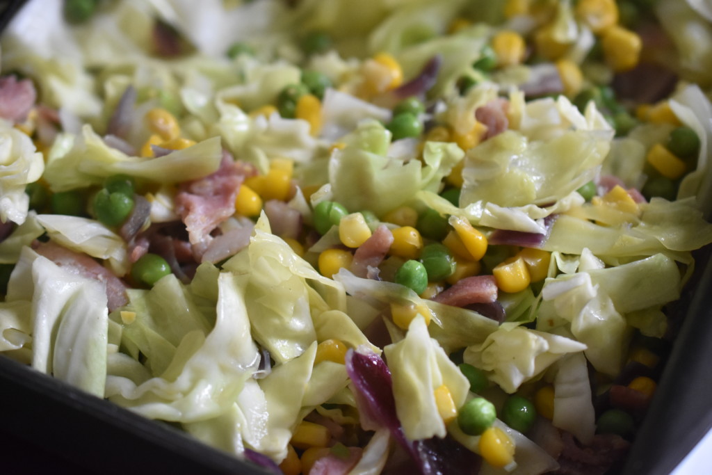 Spidskål med bacon og ærter - på sauterpande