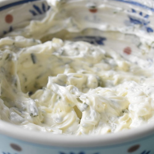 Kryddersmør med hvidløg - af friske krydderurter