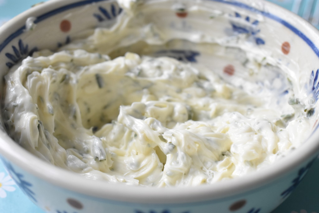 Kryddersmør med hvidløg - af friske krydderurter