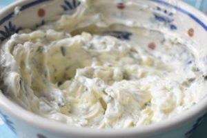 Kryddersmør med hvidløg - af friske krydderurter