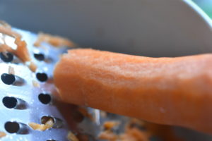 Gulerodssalat med rosiner og citronsaft - nem opskrift