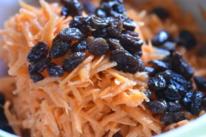 Gulerodssalat med rosiner og citronsaft - nem opskrift