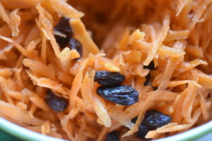 Gulerodssalat med rosiner og citronsaft - nem opskrift