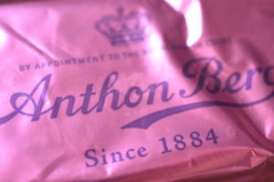 Jordbærkage med marcipan og kokos - opskrift