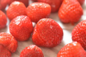 Jordbærkage med marcipan og kokos - opskrift