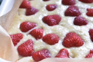 Jordbærkage med marcipan og kokos - opskrift