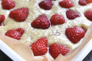 Jordbærkage med marcipan og kokos - opskrift