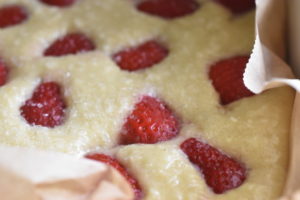 Jordbærkage med kokos og marcipan - nem opskrift