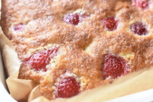 Jordbærkage med marcipan og kokos - opskrift